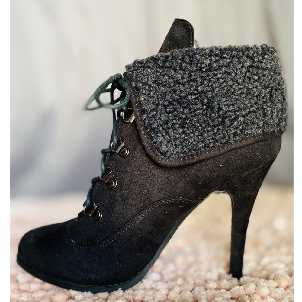 NWOB KARDASHIAN Kollection ASPEN BLACK ANKLE BOOTS